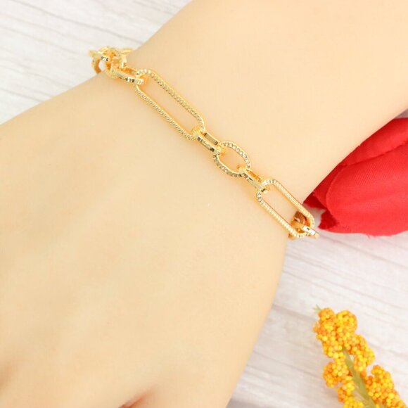 "Trendy Handmade Bracelet – A Thoughtful Gift for Girls & Women | UNVRC1500 - Picture 1 of 10